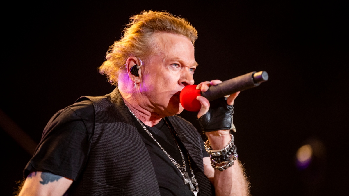 Axl Rose no lanzará más su micrófono tras herir a fan — Futuro Chile