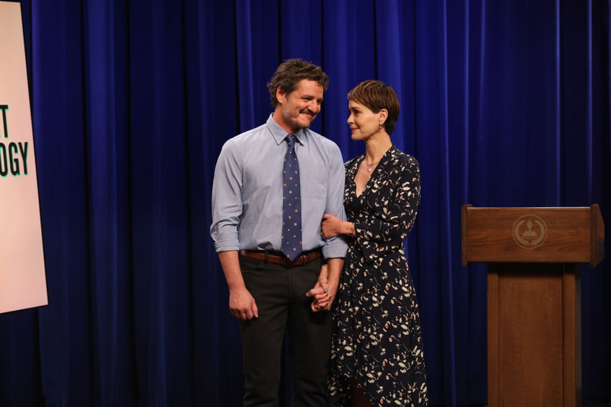 Pedro Pascal Y Sarah Paulson