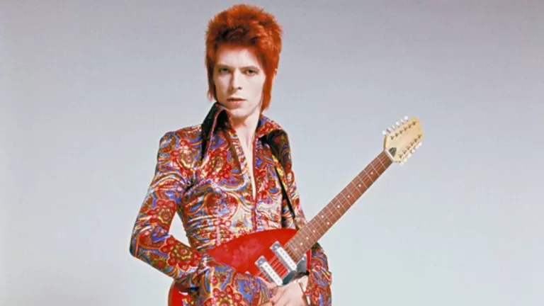 David Bowie 1972 Vertical 02 Web