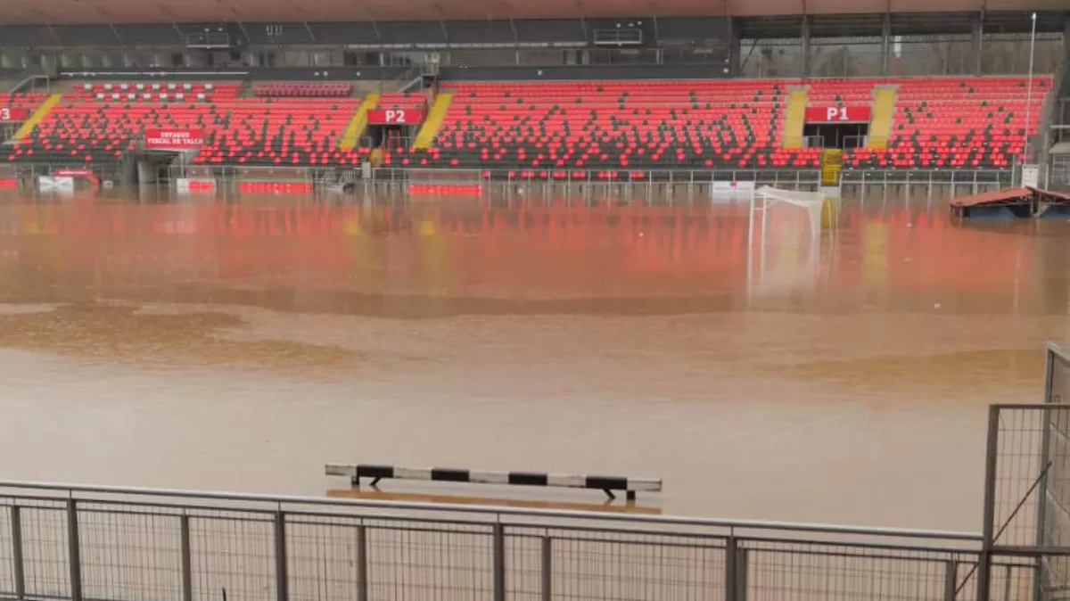 Increíble: El espantoso estado de la cancha del Fiscal de Talca tras el ...