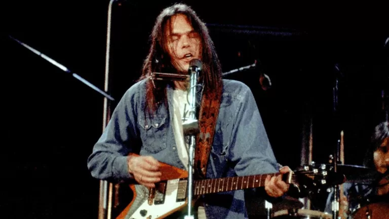 Neil Young 1973 En Vivo Flying V Web Ok