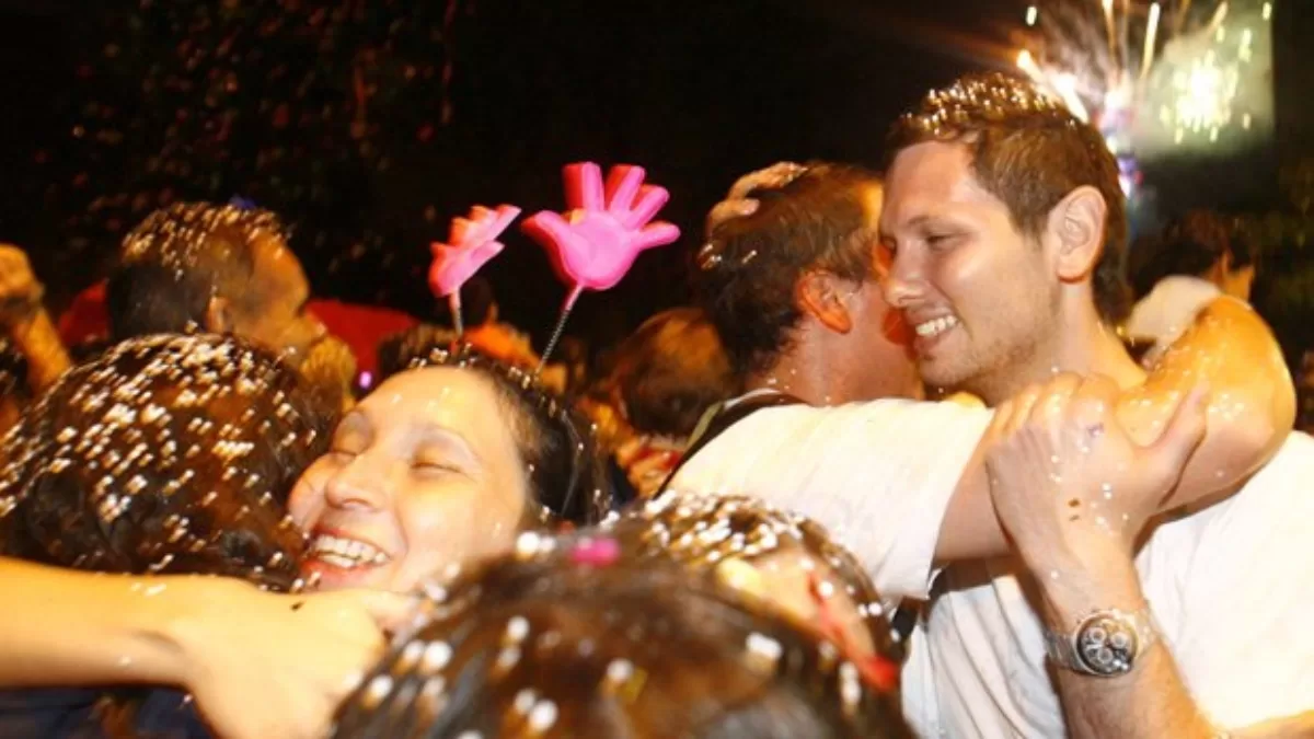 Año Nuevo 2024: ¿hasta cuándo se debe dar el abrazo? — Futuro Chile