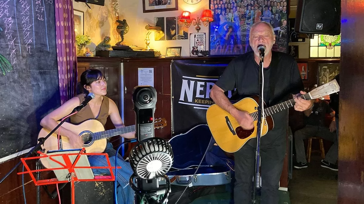 David Gilmour sorprende a un pequeño pub de Brighton con clásico de Pink Floyd junto a su hija