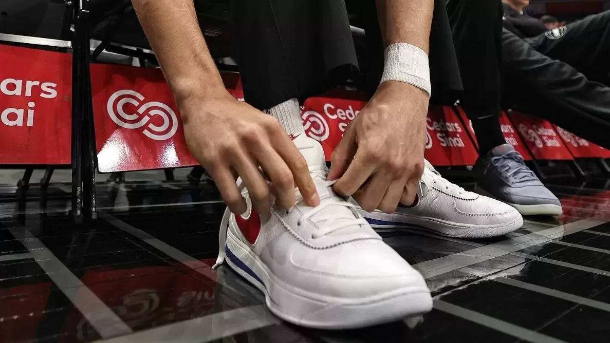 Devin Booker con las zapatillas de Forest Gump