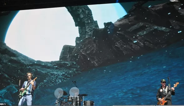 Glastonbury 2025 – Día 2 // Weezer, John Fogerty & Neil Young and The Chrome Hearts: Calidad intacta