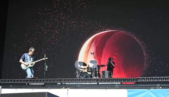 Glastonbury 2025 – Día 2 // Weezer, John Fogerty & Neil Young and The Chrome Hearts: Calidad intacta