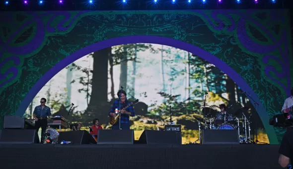 Glastonbury 2025 – Día 2 // Weezer, John Fogerty & Neil Young and The Chrome Hearts: Calidad intacta