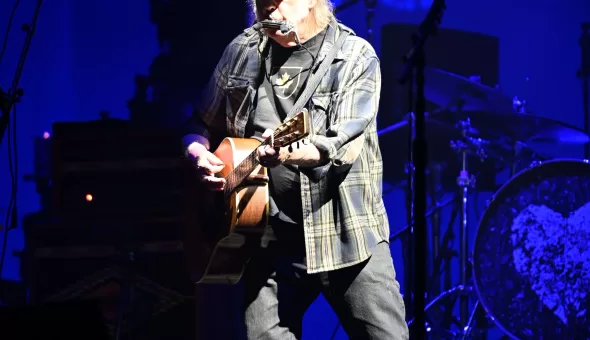 Glastonbury 2025 – Día 2 // Weezer, John Fogerty & Neil Young and The Chrome Hearts: Calidad intacta