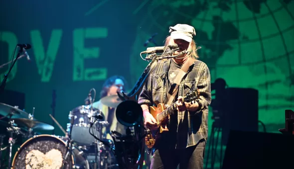 Glastonbury 2025 – Día 2 // Weezer, John Fogerty & Neil Young and The Chrome Hearts: Calidad intacta