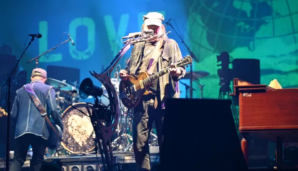 Glastonbury 2025 – Día 2 // Weezer, John Fogerty & Neil Young and The Chrome Hearts: Calidad intacta
