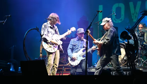 Glastonbury 2025 – Día 2 // Weezer, John Fogerty & Neil Young and The Chrome Hearts: Calidad intacta