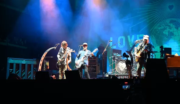 Glastonbury 2025 – Día 2 // Weezer, John Fogerty & Neil Young and The Chrome Hearts: Calidad intacta