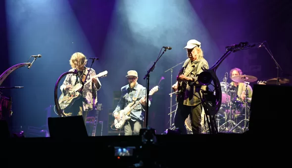 Glastonbury 2025 – Día 2 // Weezer, John Fogerty & Neil Young and The Chrome Hearts: Calidad intacta