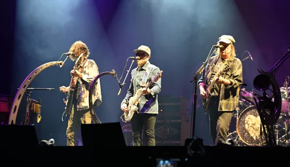 Glastonbury 2025 – Día 2 // Weezer, John Fogerty & Neil Young and The Chrome Hearts: Calidad intacta