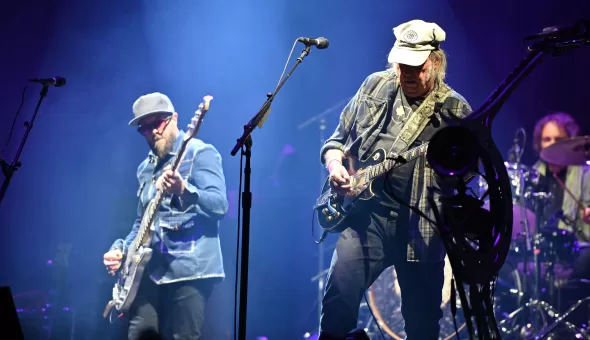 Glastonbury 2025 – Día 2 // Weezer, John Fogerty & Neil Young and The Chrome Hearts: Calidad intacta