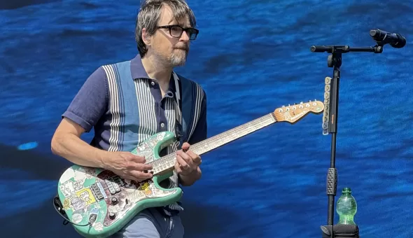 Glastonbury 2025 – Día 2 // Weezer, John Fogerty & Neil Young and The Chrome Hearts: Calidad intacta