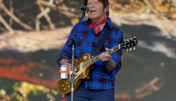 Glastonbury 2025 – Día 2 // Weezer, John Fogerty & Neil Young and The Chrome Hearts: Calidad intacta