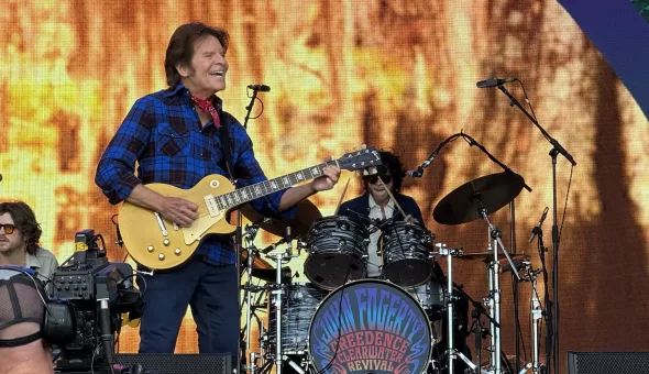 Glastonbury 2025 – Día 2 // Weezer, John Fogerty & Neil Young and The Chrome Hearts: Calidad intacta