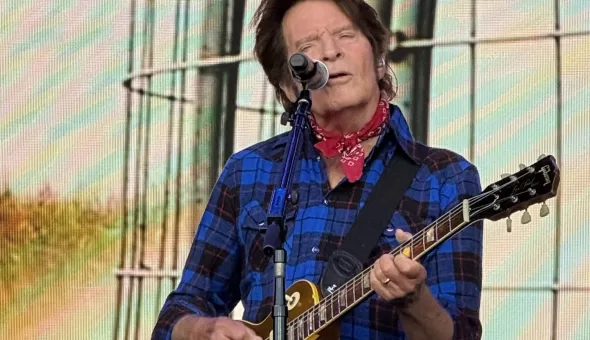 Glastonbury 2025 – Día 2 // Weezer, John Fogerty & Neil Young and The Chrome Hearts: Calidad intacta
