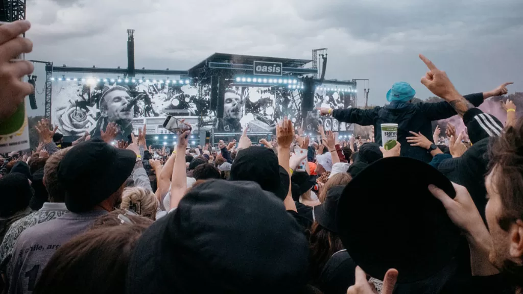 Oasis Comparte Version En Vivo De _Cigarretes & Alcohol_ De Su Concierto Mas Reciente En Manchester