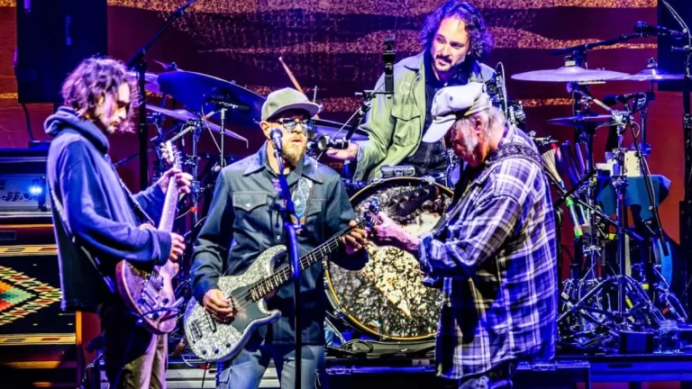 Neil Young Chrome Hearts 2025 En Vivo 02 Web