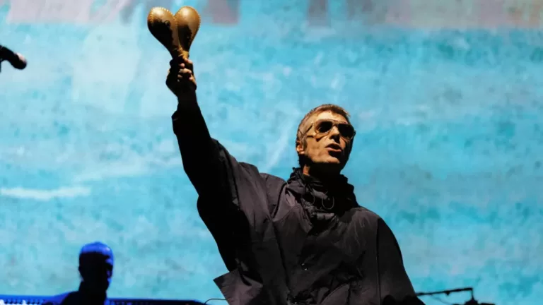 Oasis Dedica Live Forever