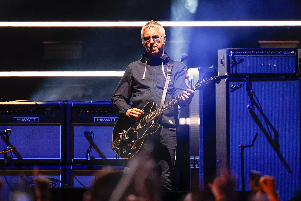 Gem Archer durante la gira 2025 de Oasis. Foto: Getty
