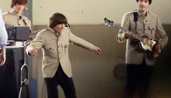 ¡Impactante parecido! Filtran las primeras fotos de las biopics de The Beatles recreando el mítico Shea Stadium