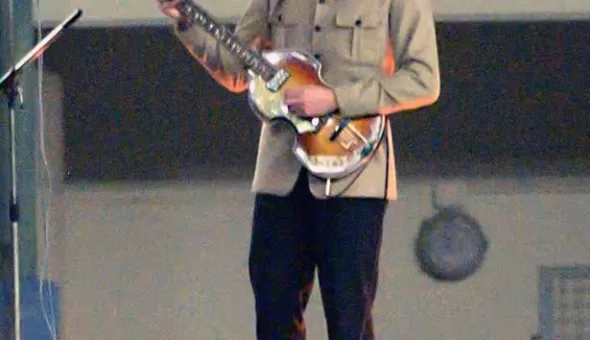 ¡Impactante parecido! Filtran las primeras fotos de las biopics de The Beatles recreando el mítico Shea Stadium