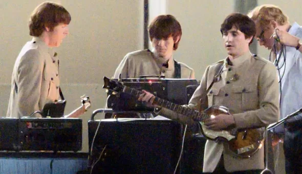 ¡Impactante parecido! Filtran las primeras fotos de las biopics de The Beatles recreando el mítico Shea Stadium