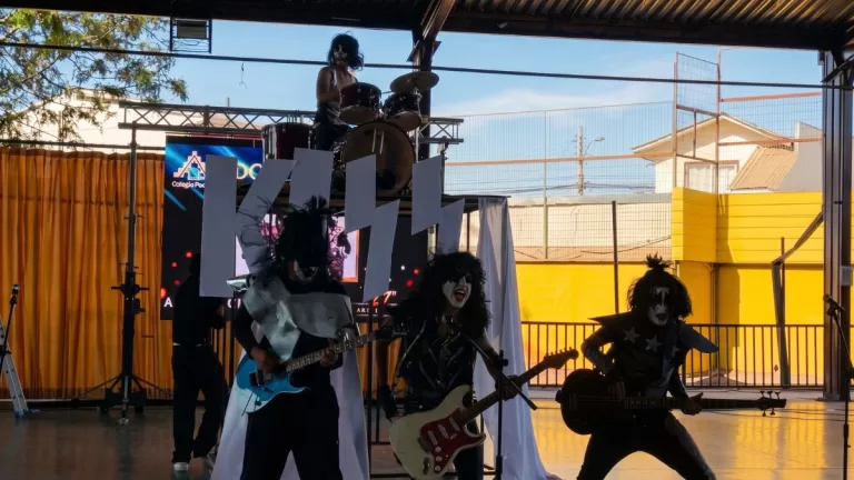Kiss Ovalle 01 Web